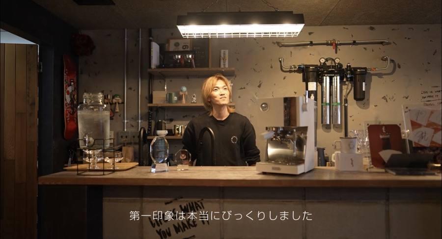 PRIMAL COFFEE 店内で試飲する菅原直人様