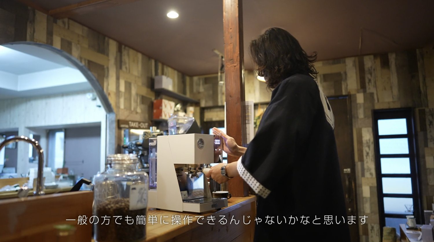 珈琲豆 山倉 店内で Gevi ECMN0 を操作する山倉勇太様「一般の方でも簡単に操作できるんじゃないかなと思います」